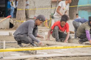 Construyen vialidad en Cementerio del Sur