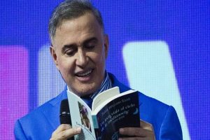 Tarek William Saab - ‘Un Tren Viaja al Cielo de la Medianoche’ ¡La obra más reciente, madura y humanista del Poeta de la Revolución! - FOTO