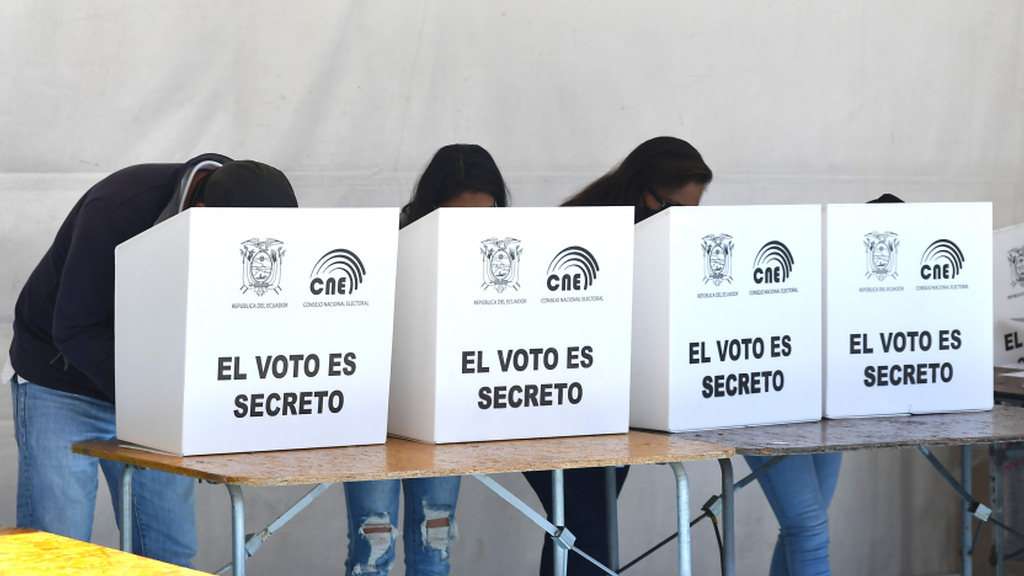 Denuncian violación de silencio electoral en Ecuador
