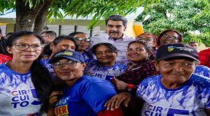 El pueblo felicita al presidente Maduro por un año más de victorias