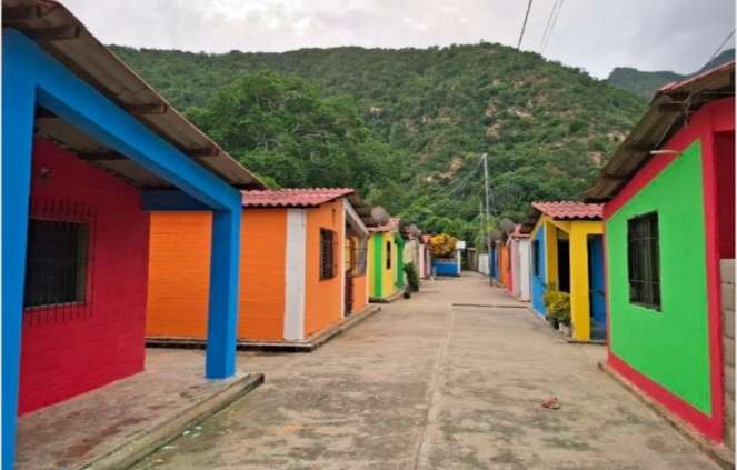 Embellecen fachadas de 150 viviendas en Puerto Maya
