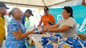 Entregan cuatro toneladas de alimentos a familias de Apure