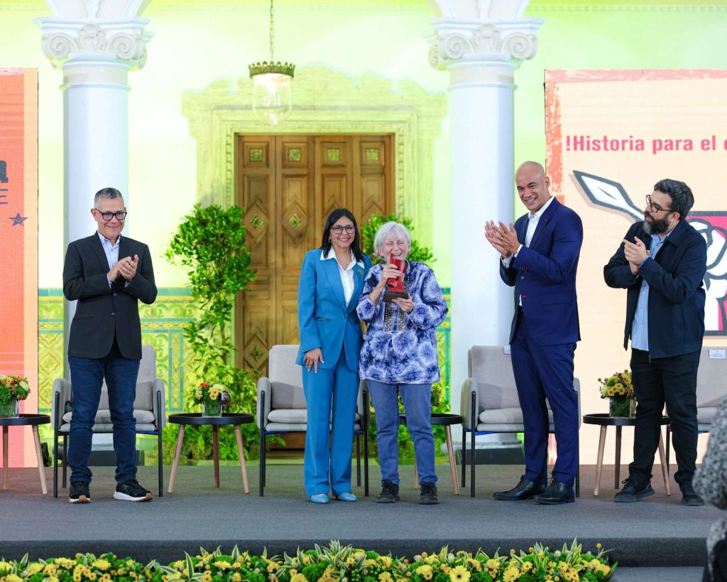 Entregan premios nacionales de historia