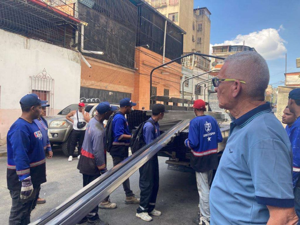 Entregan techos y tubos a 20 familias de Altagracia