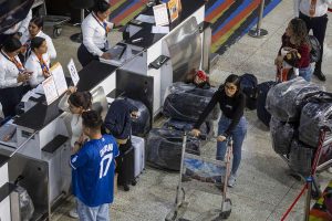 IATA pide a Venezuela reconsiderar revocación de permisos a aerolíneas