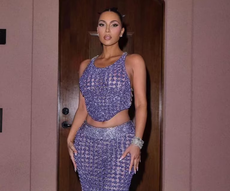 Kim Kardashian realizó homenaje a Halle Berry con un impactante look en una fiesta temática