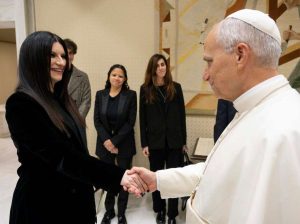 Laura Pausini regala una canción inédita a León XIV