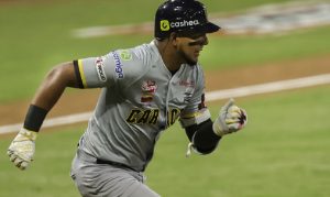 Los Leones del Caracas derrotaron a Navegantes de Magallanes y logran su quinto al hilo