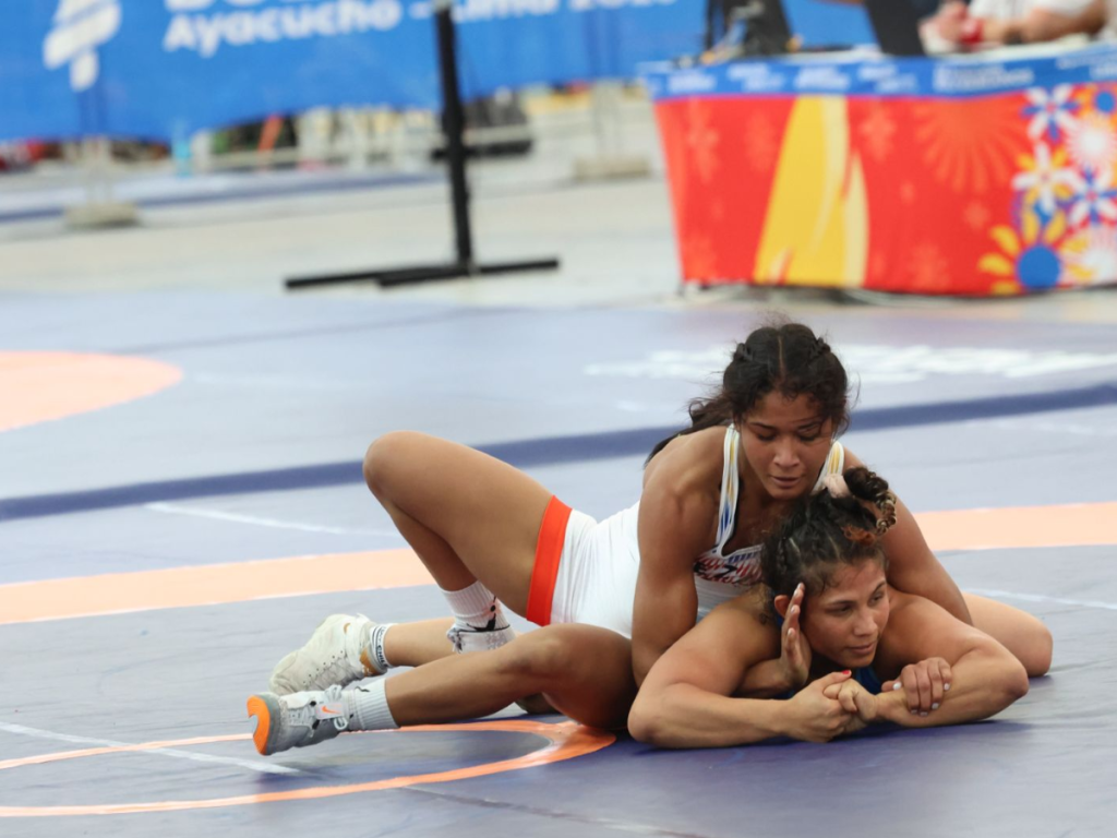 Luchadores venezolanos se crecieron en Perú