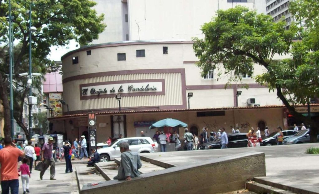 Madre acusa a su hijo en la policía por agresivo y flojo