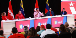 Nicolás Maduro advirtió que frente a una intervención externa la clase obrera respondería con una huelga general insurreccional