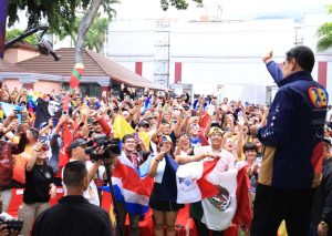 Maduro aspira a un ejército de batas blancas de 100 mil médicos integrales