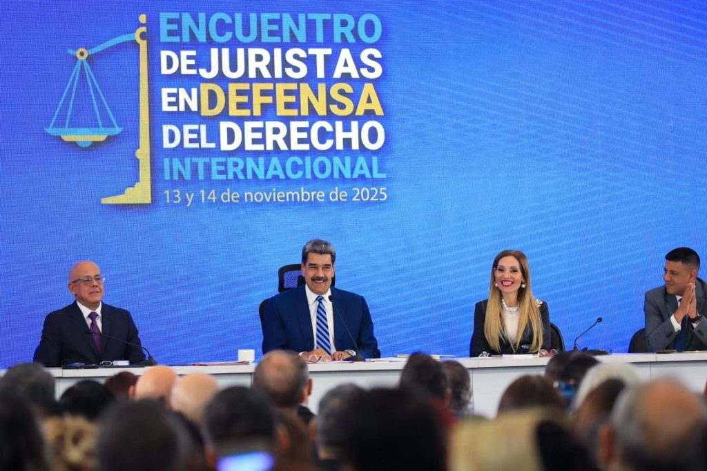 Maduro clausura Encuentro de Juristas en Defensa del Derecho Internacional