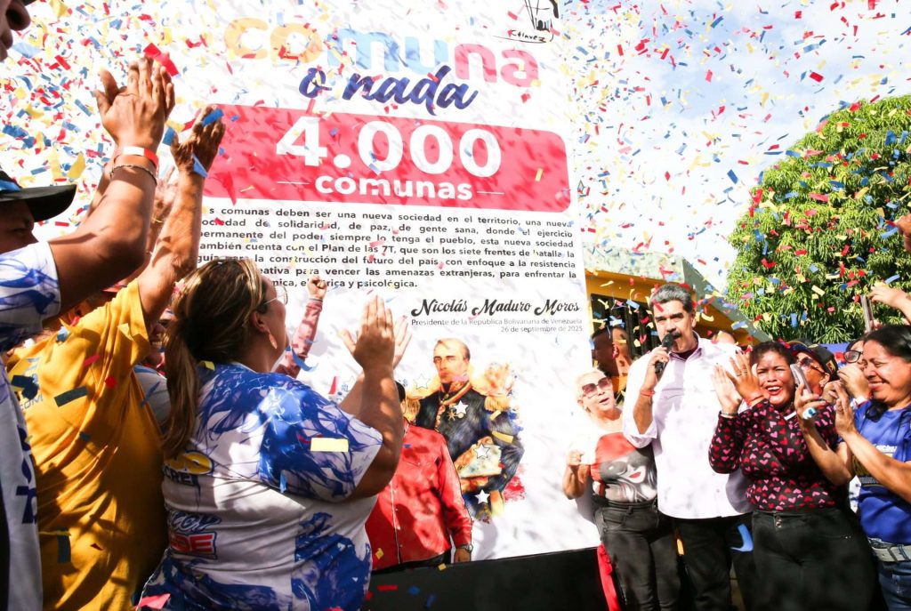 Maduro devela hito de la comuna 4 mil