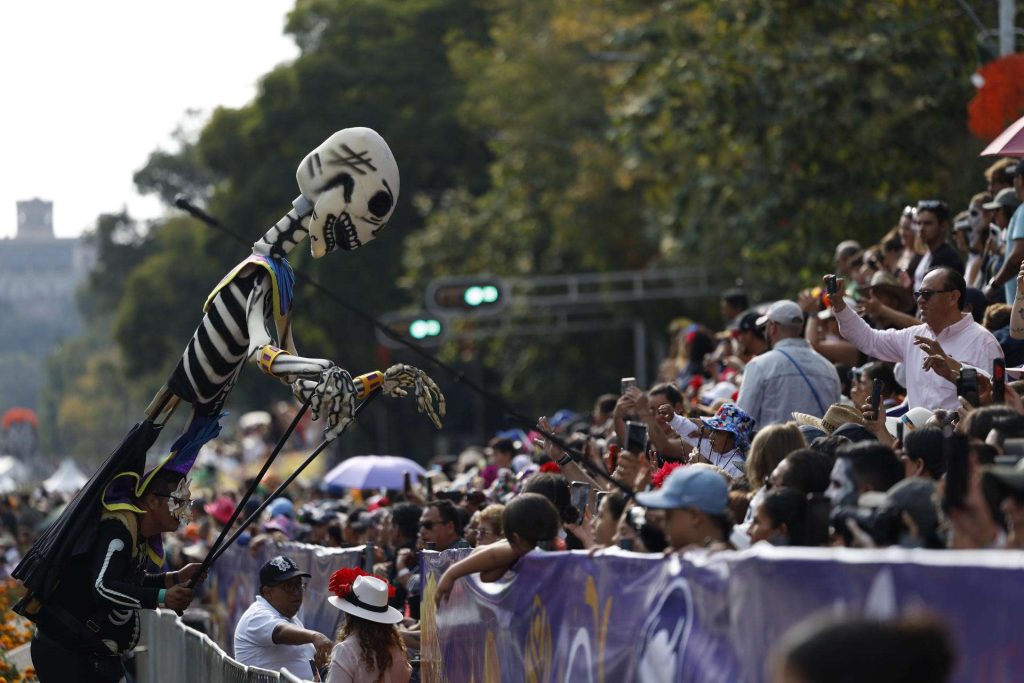 México honró a sus muertos con un desfile multitudinario y cultural