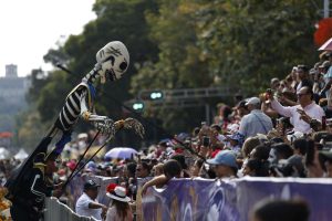 México honró a sus muertos con un desfile multitudinario y cultural