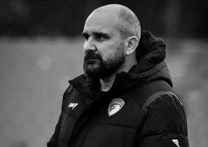 un DT se desplomó en medio de un partido y los jugadores se enteraron de la muerte minutos después