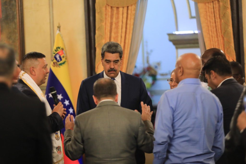 Nicolás Maduro recurre a oraciones para evitar una guerra en el Caribe