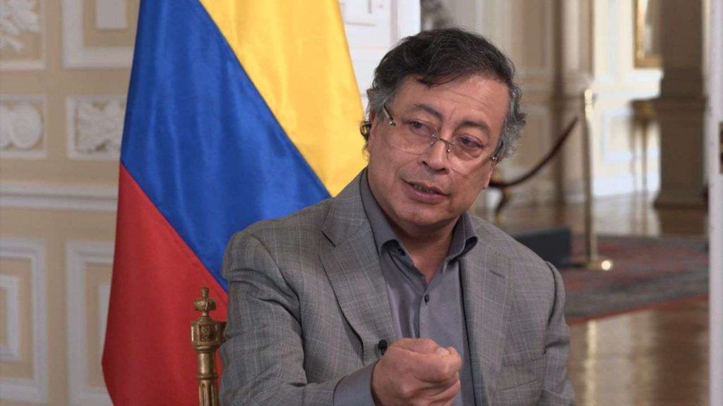 Petro rechaza intento de cerrar espacio aéreo de Venezuela