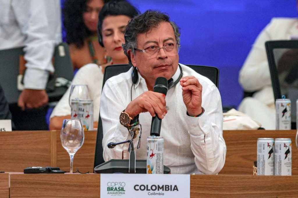 Petro señala "contradicción" entre la democracia y el escenario global actual