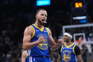 Curry anota 49 puntos, su máximo de la temporada, y Warriors superan 109-108 a Spurs