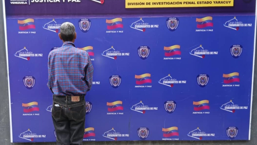 Lo que un profesor aberrado le hizo a una alumna en pleno salón prendió la alarma