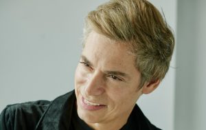 Carlos Baute lanza “Quién mejor que tú”, un homenaje al amor auténtico