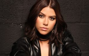 Cori Adrianza celebra su crecimiento artístico con “En un 2x3”