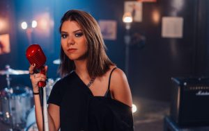 Cori Adrianza deslumbra en el Caracas Music Hall con su EP “El Caos”