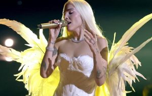 Elena Rose deslumbró en los Latin Grammy con un diseño venezolano de Voyage