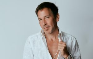 Héctor Montaner llena de ritmo el 2025 con “Tururú”