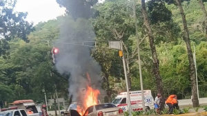 Tres vehículos se incendiaron en distintas zonas de Caracas este lunes: Lo se sabe