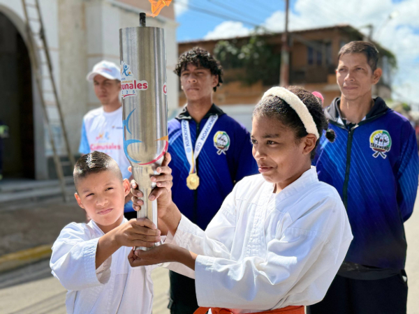 Guayana Esequiba recibe con fervor el Fuego Patrio de los Juegos Nacionales Comunales 2025