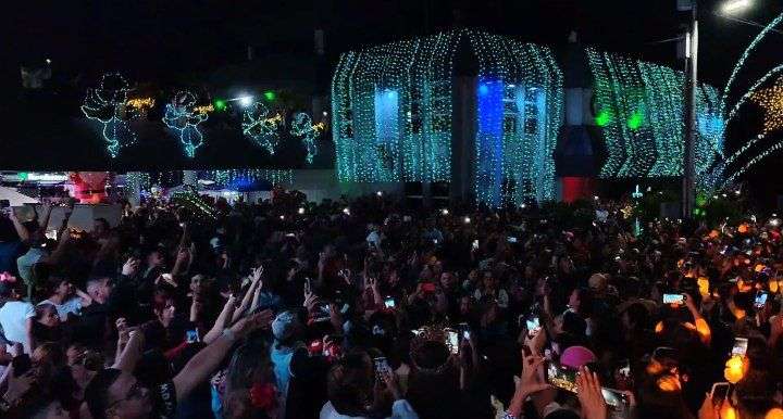 ​Encendieron la Navidad en la avenida España de San Cristóbal