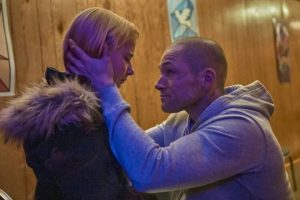 'La educación de Polly McClusky' es un thriller tan áspero como conmovedor en Prime Video. Una huida a contrarreloj con una dinámica familiar entrañable