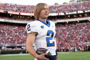 'Chad Powers' tendrá temporada 2. Glen Powell seguirá divirtiéndonos en Disney+ con su descacharrante comedia