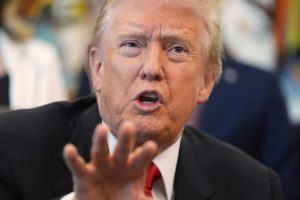 Donald Trump asegura que la compra de Warner Bros. Discovery por parte de Netflix podría ser un problema. "Tiene que pasar por un proceso y ya veremos qué ocurre”