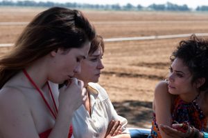 'La vida fuera' (2025), crítica | Un biopic brillante en su celebración de la amistad femenina y la libertad. Sin embargo, su narrativa es un desbarajuste con más ganas que resultados