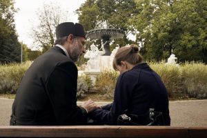 La comedia más singular del año viene de Rumanía y nadie debería perdérsela. ‘Kontinental ‘25’ es una sátira estupenda con política y dinosaurios