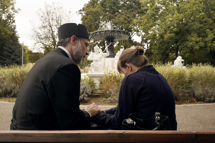 La comedia más singular del año viene de Rumanía y nadie debería perdérsela. ‘Kontinental ‘25’ es una sátira estupenda con política y dinosaurios