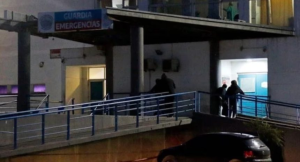 Tenía relaciones dentro de un carro y lo que le hizo a un hombre que se asomó por la ventana dejó a todos en shock