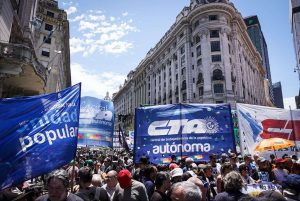 Argentinos marchan contra propuesta de reforma laboral de Milei
