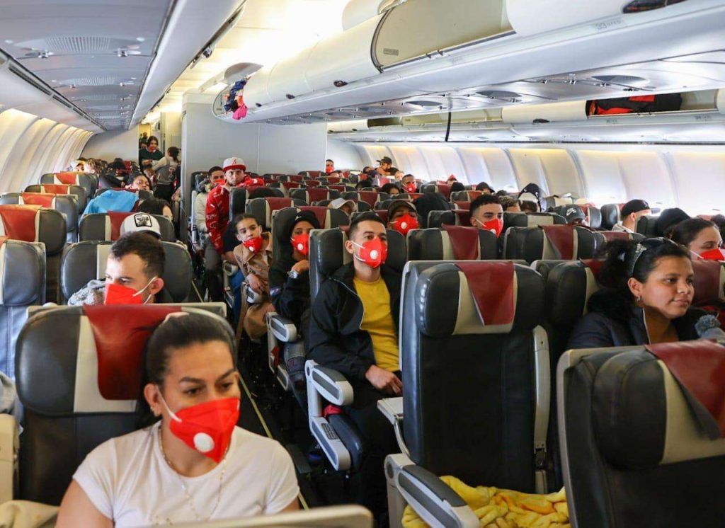 Arriban 259 migrantes en vuelo de Conviasa proveniente de México