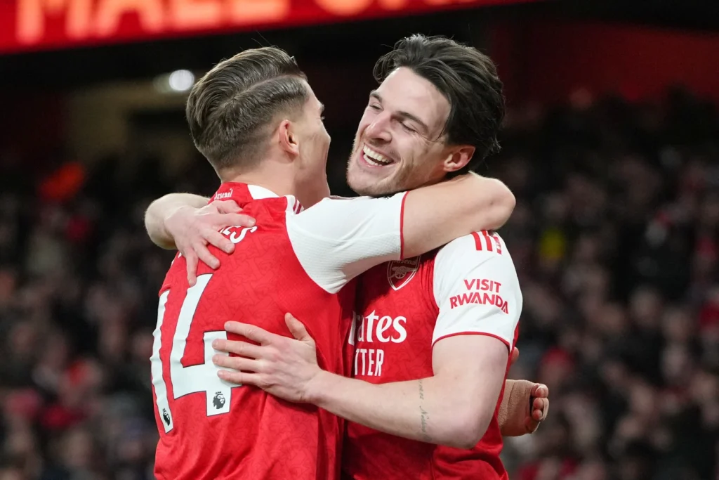 Arsenal mantiene el liderato y Liverpool se recupera