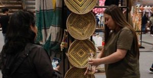 Artesanos venezolanos brillan en Bogotá con tradición hecha a mano