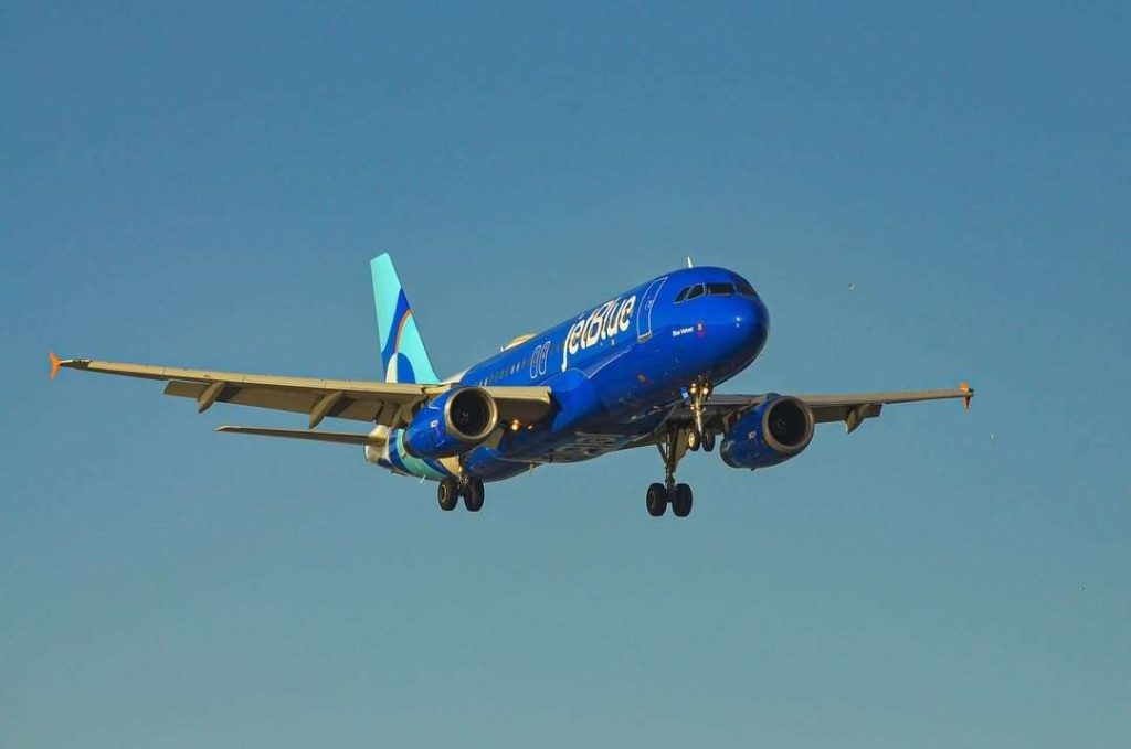 Avión militar gringo casi choca con uno de JetBlue en Curazao