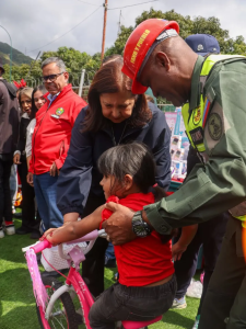 Carmen Meléndez entregó 1.500 juguetes en la comuna Estrella del Sur