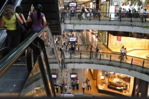 Centros comerciales extienden sus horarios por temporada decembrina
