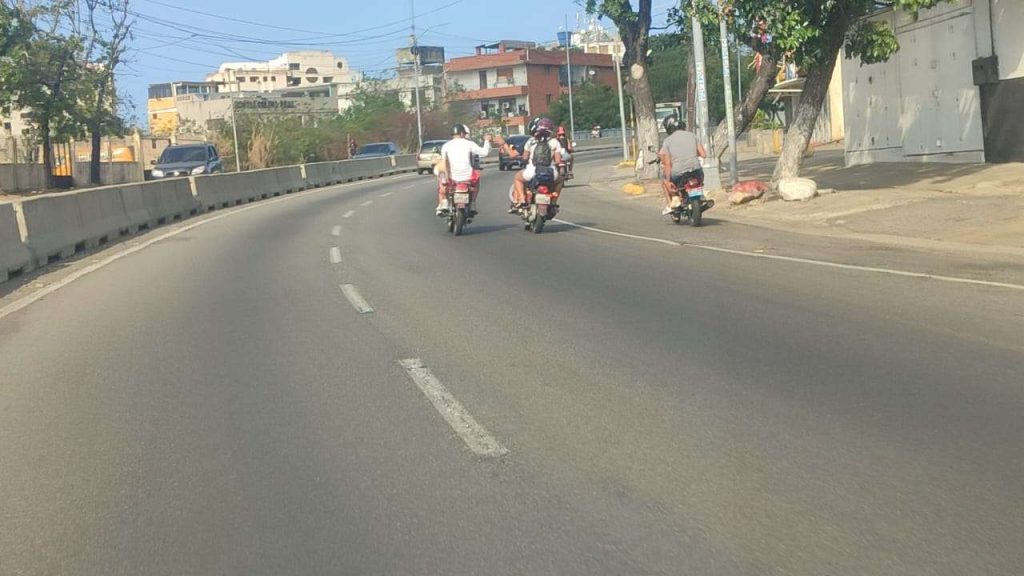 Choque de motos deja tres personas heridas