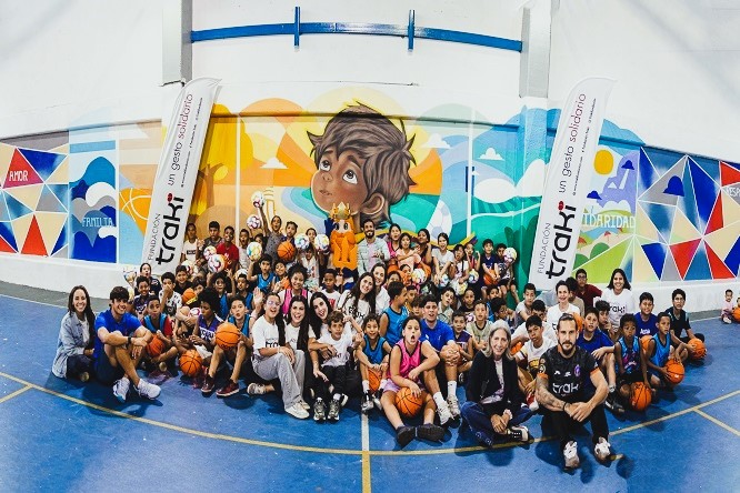 Fundación Traki y Deportivo La Guaira impulsan el deporte con entrega de balones en Chacao - FOTO